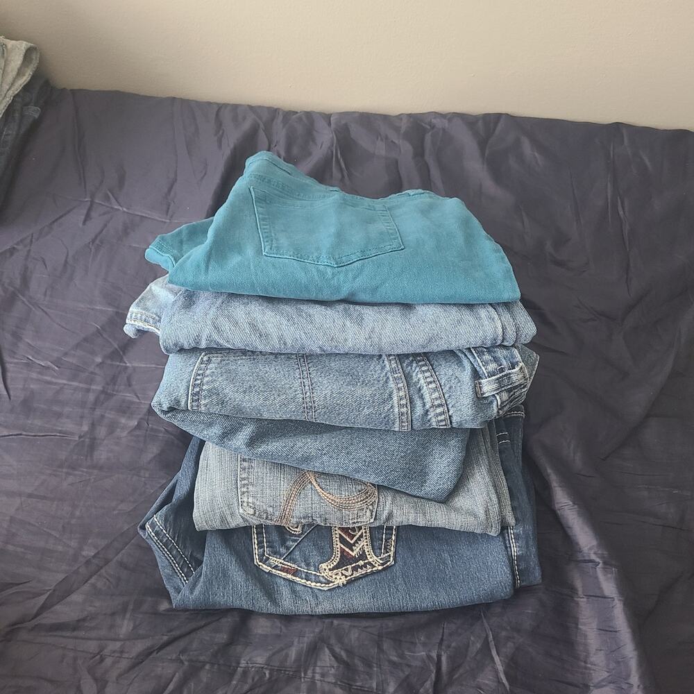 Random women jeans to resell.
 modern styles